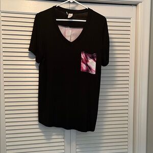 Chic Black V-neck Tee with Artistic Pink Pocket